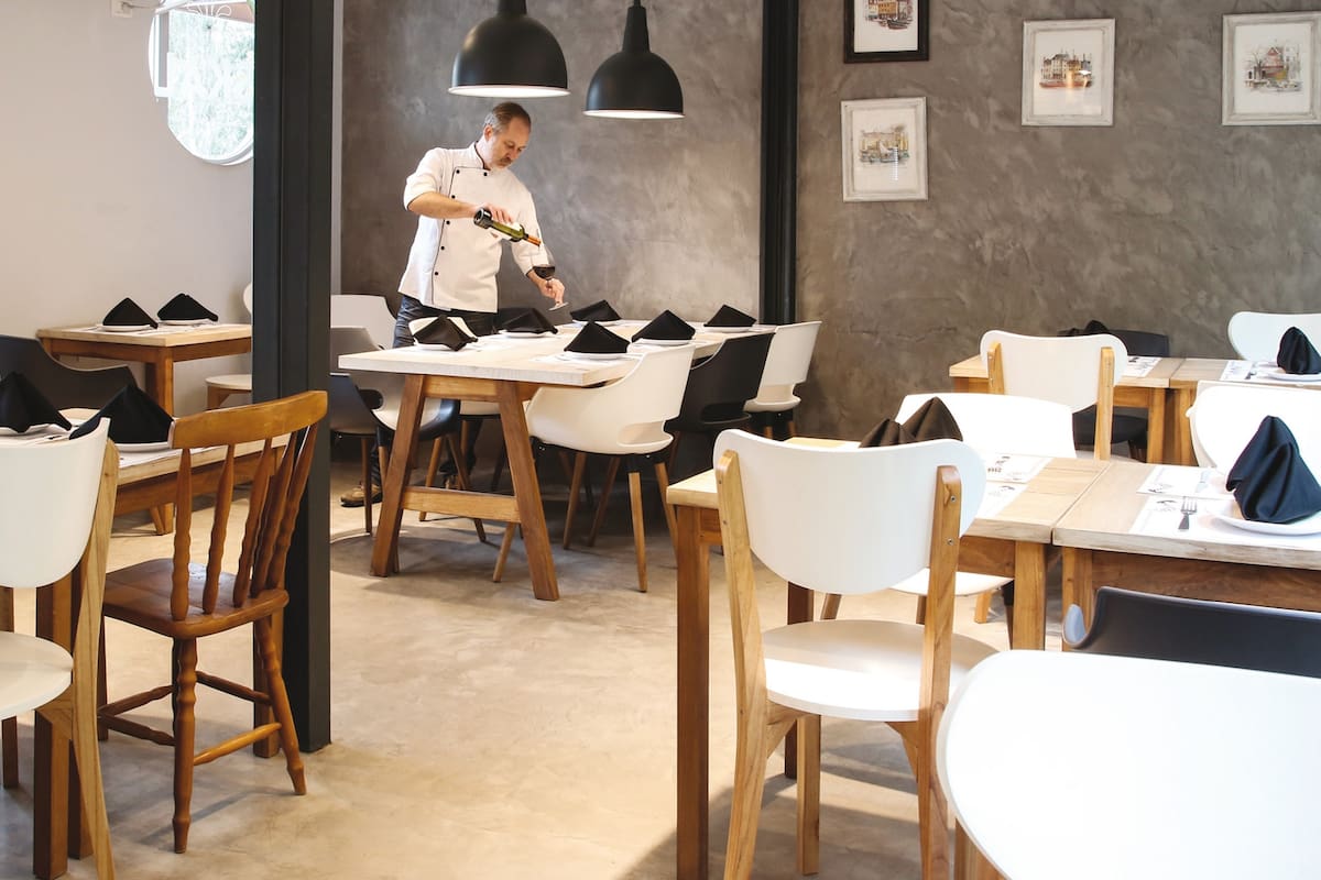Cocina escandinava en un pintoresco centro comercial de Maschwitz