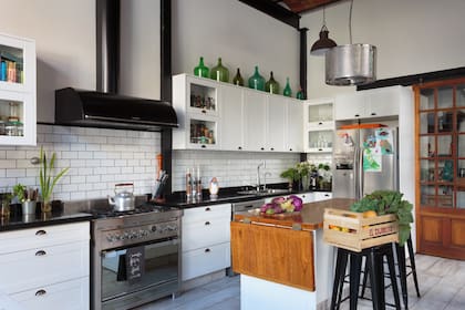 Cocina industrial ‘Premium Americana’ (Morelli). Campana ‘Folk’ (Maraldi). Mesada (Frate Mármoles). Muebles (Artecnica). Azulejos ‘Subway’ (Syria Cerámicos). Isla con tapa de paraíso.