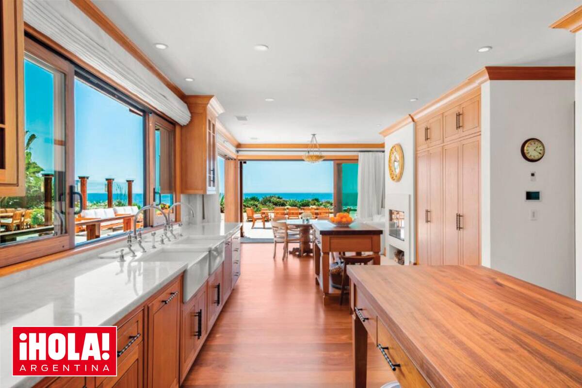 Cocina muy luminosa con ventanal al fondo con vista al mar