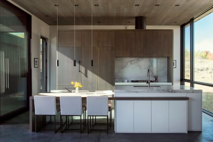 Cocina y comedor con técnicas de aislamiento y sellado para mantener esta casa, en medio de las montañas en EEUU, caliente en invierno y fresca en verano
