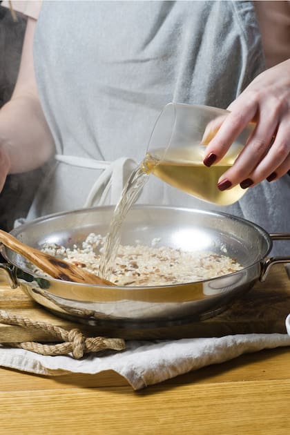 Cocinar con alcohol es una técnica para perfumar los platos porque en general, se evapora durante la cocción.