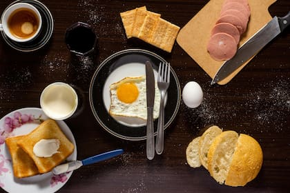 Cocinar en casa y planificar las comidas ayuda a evitar la tentación de recurrir a opciones rápidas y poco saludables