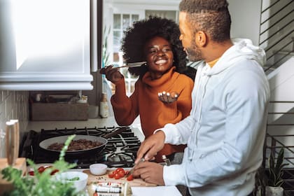 Cocinar en la estufa es más conveniente cuando se van a preparar alimentos para varias personas (Unsplash)