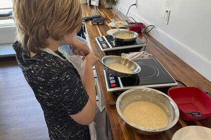 Cocinar enseña a los niños hábitos saludables, habilidades para la vida y más