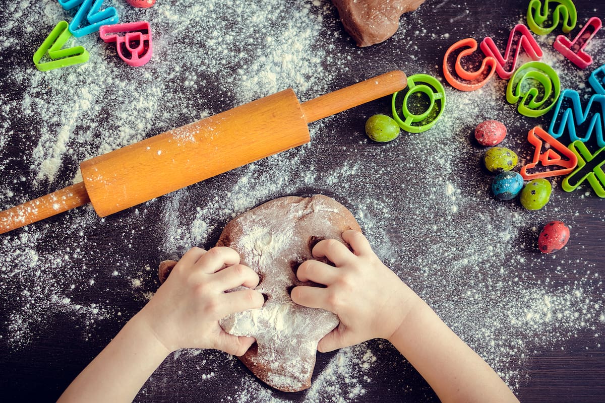Cocinar es uno de los juegos más divertidos para hacer en familia.
