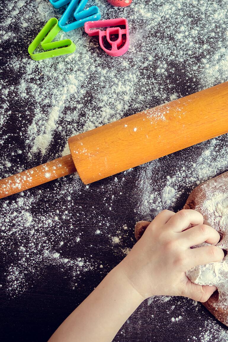 Cocinar es uno de los juegos más divertidos para hacer en familia.