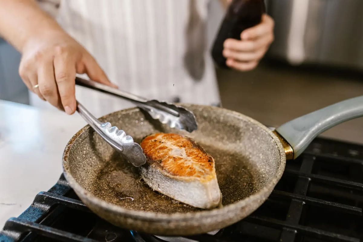 Cocinar pescado puede dejar un intenso aroma en el ambiente: cómo prevenirlo