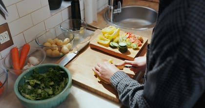 Cocinar, por ejemplo, induce la integración sensorial al estimular todos los sentidos al mismo tiempo