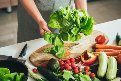 Cocinar una ensalada para comer saludable