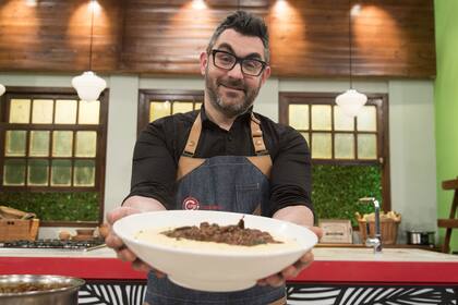 Juan y uno de sus platos en los que devela todos los secretos; sí, la polenta tiene secretos