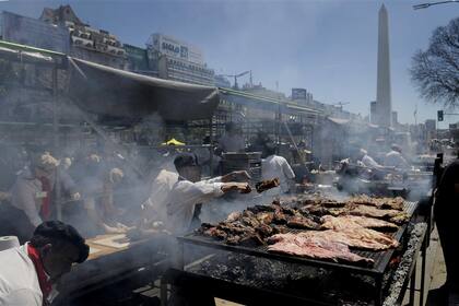 Cocineros de todo el país compitieron ayer al pie del Obelisco en el Campeonato Federal del Asado, que los desafió a asar carne, achuras y hasta verduras. A su alrededor, puestos gastronómicos ofrecieron choripanes y sándwiches de distintos cortes. La convocatoria, en medio del feriado largo y a ple