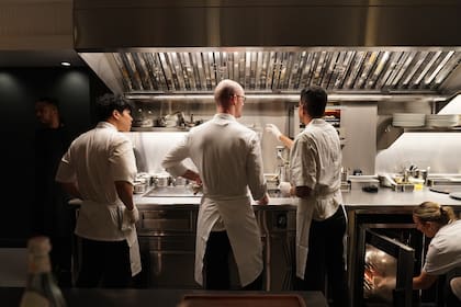 Cocineros en la cocina del restaurante Frevo, galardonado Michelin, en Greenwich Village, Manhattan, Nueva York
