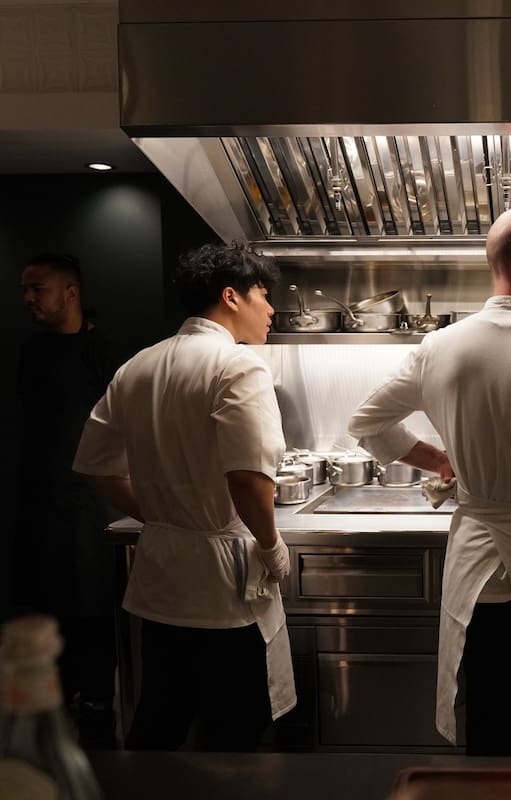 Cocineros en la cocina del restaurante Frevo, galardonado Michelin, en Greenwich Village, Manhattan, Nueva York