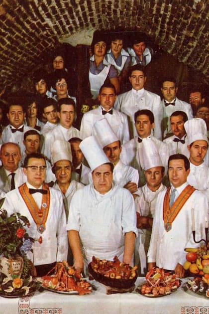 Cocineros experimentados y platos típicos de España, una fusión que convierte a Botín en un clásico de España