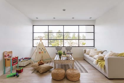 Cocinita (Casa Ideas), carpa (Futi Tiendas de Campamento), alfombra (HM Home), pufs de mimbre (Sol Palou). Sofá con almohadones de tussor con pasamanería (Vero B, Home Deco) y manta color limón (Cuatro Elementos).