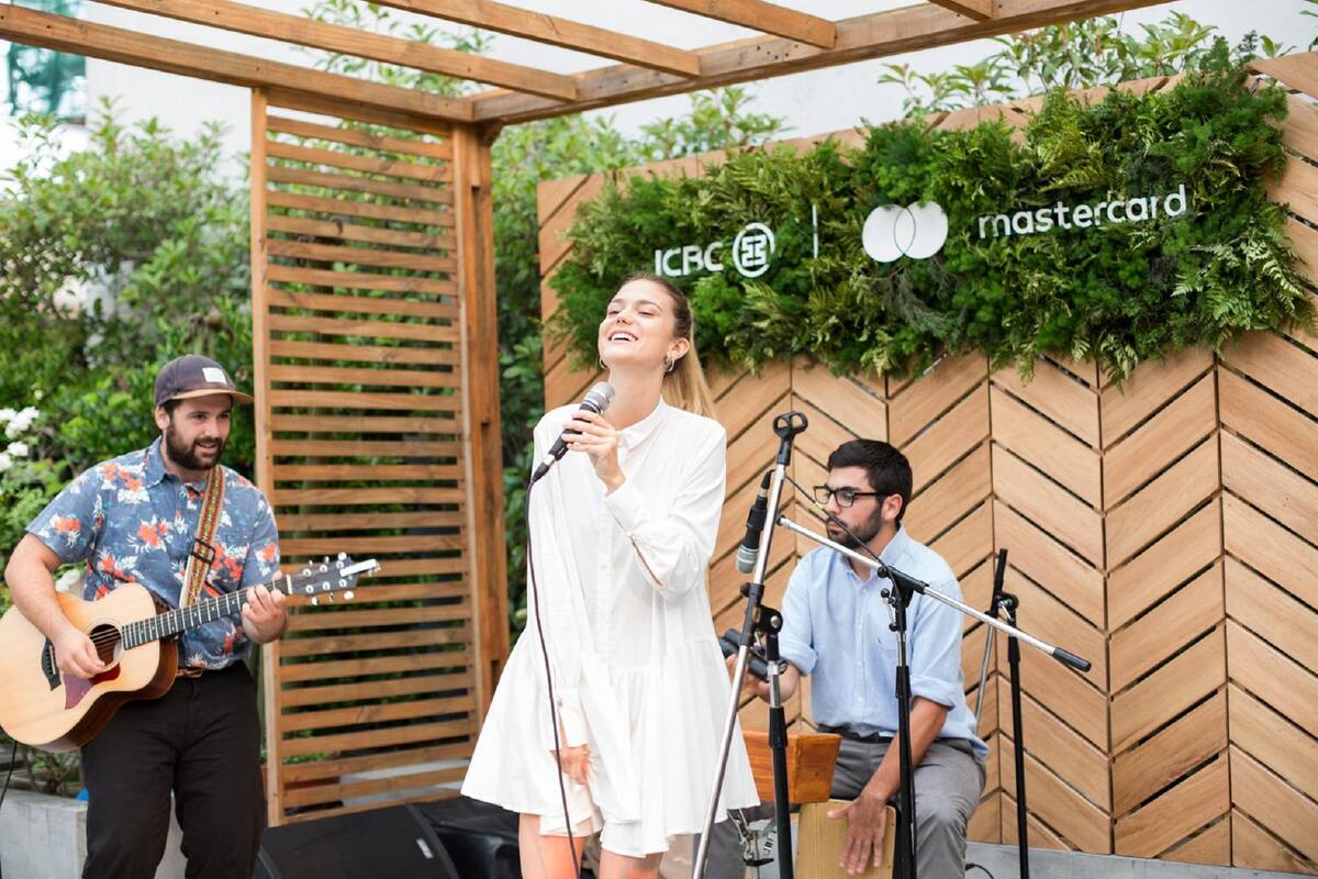 Cocktails, una banda en vivo y una terraza mágica se confabularon para que los clientes ICBC Exclusive Banking vivieran un after office fuera de serie.