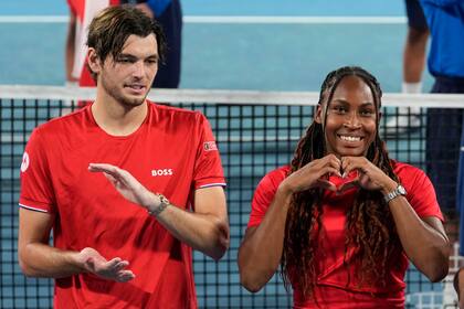 Coco Gauff (derecha) y Taylor Fritz gesticulan durante la ceremonia de premiación después de la victoria de Estados Unidos ante Polonia en la final de la United Cup, el domingo 5 de enero de 2025, en Sydney. (AP Fto/Rick Rycroft)