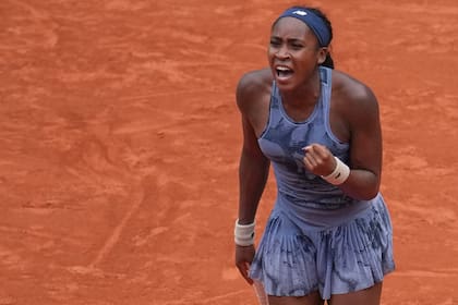 Coco Gauff supera un difícil segundo set y avanza a la segunda semana en el Abierto de Francia