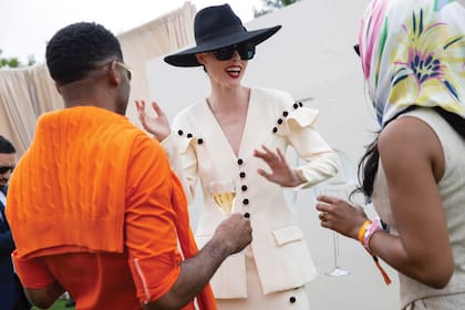 Coco Rocha, con un traje de blazer –adornado con botones negros– y
falda de Christian Siriano. ¿El toque? Un sombrero de ala ancha.