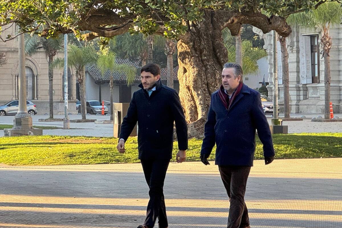 Cococcioni, a la izquierda del gobernador de Santa Fe, Maximiliano Pullaro