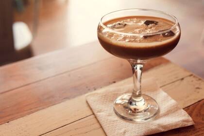 Cóctel Gula, por Destilería Moretti, con gin, chocolate y crema.