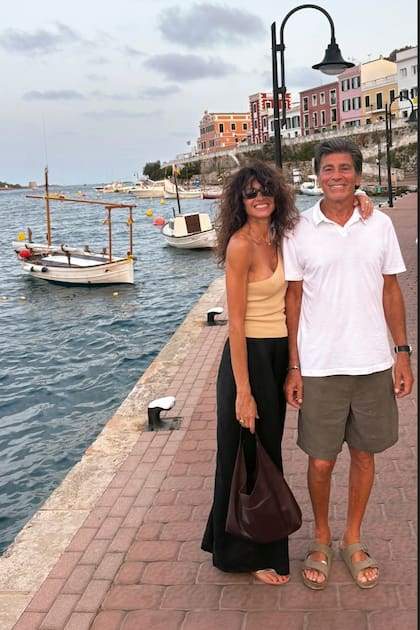 Flor y Nico posan sonrientes en Menorca