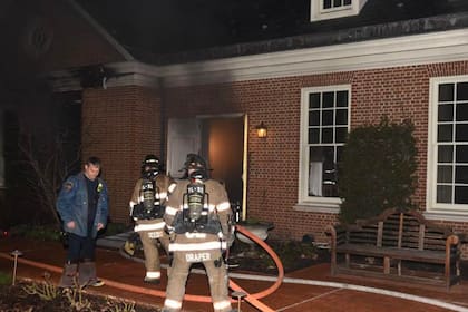 Cocteles Molotov y un martillo: Cody Balmer (38 años) rompió una ventana, ingresó y encendió 3 focos de fuego antes de huir