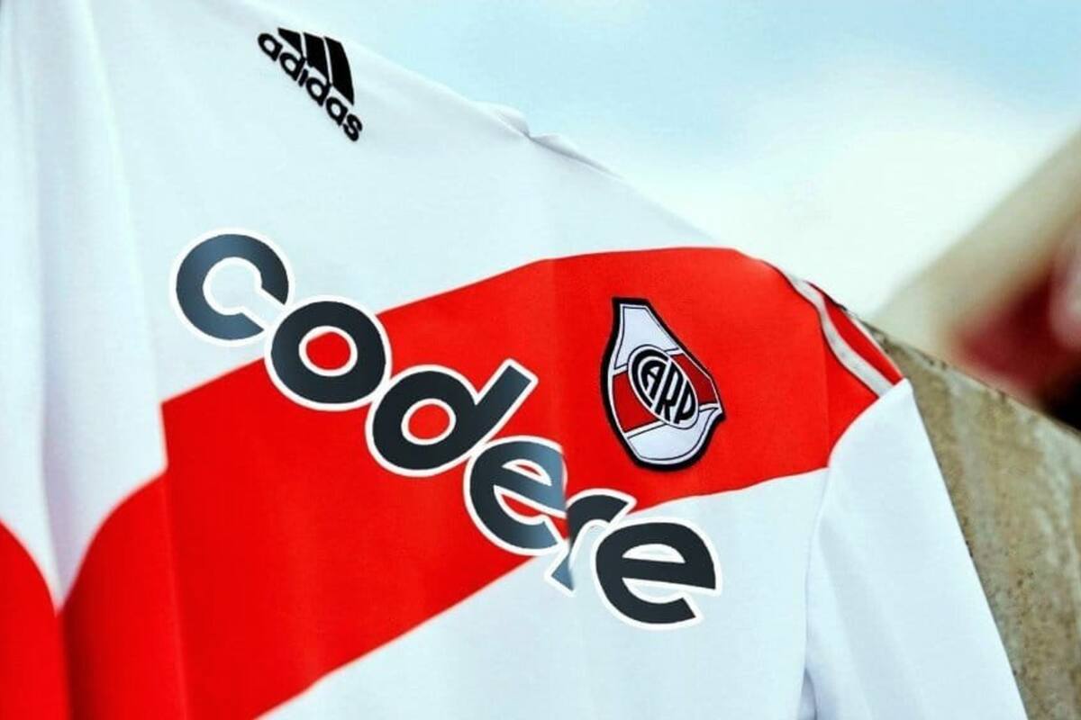 Codere pasará de figurar en las mangas de la camiseta de River al pecho, como main sponsor, desde agosto