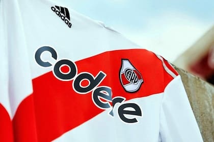 Codere pasará de figurar en las mangas de la camiseta de River al pecho, como main sponsor, desde agosto