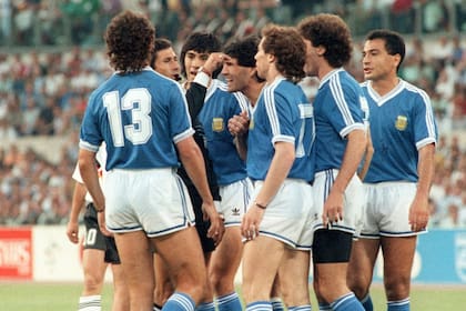 Codesal es rodeado por el grupo de jugadores argentinos en la final. La polémica continúa 30 años después