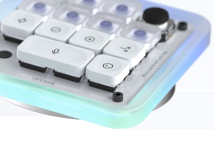 Codex Micro, el primer accesorio para ChatGPT creado por OpenAI junto a Work Louder, es un controlador de agentes de IA con botones programables, perillas y un joystick