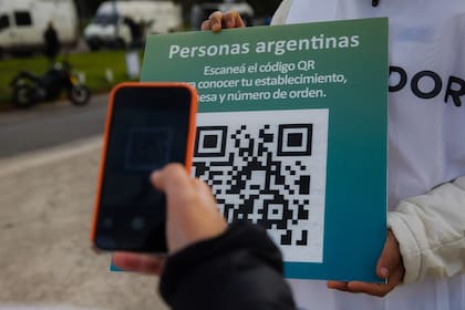 Código QR para escanear con el teléfono celular para saber el número de mesa de cada votante