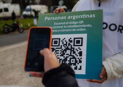 Código QR para escanear con el teléfono celular para saber el número de mesa de cada votante