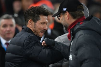 Codo a codo: el saludo de Simeone y Klopp