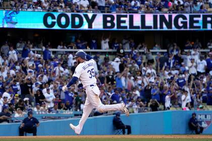 Cody Bellinger, de los Dodgers de Los Ángeles, recorre las bases tras pegar un jonrón ante los Padres de San Diego, el domingo 7 de agosto de 2022, en Los Ángeles. (AP Foto/Mark J. Terrill)