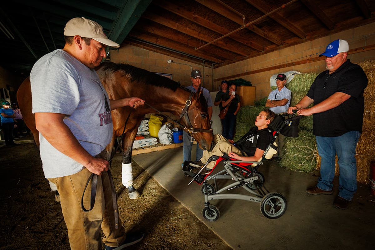 Cody Dorman en su última visita a Cody's Wish, la tarde anterior a la última carrera del caballo que ganó por segunda vez la Breeders' Cup Dirt Mile.
