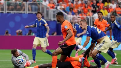 Cody Gakpo llega por detrás para empujarla y marcar el primero de sus goles para Países Bajos sobre Suecia