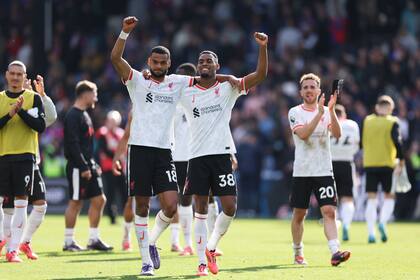 Cody Gakpo, Ryan Gravenberch y Diogo Jota celebran la victoria del Liverpool ante el Crystal Palace en la Liga Premier el sábado 5 de octubre del 2024. (AP Foto/Ian Walton)