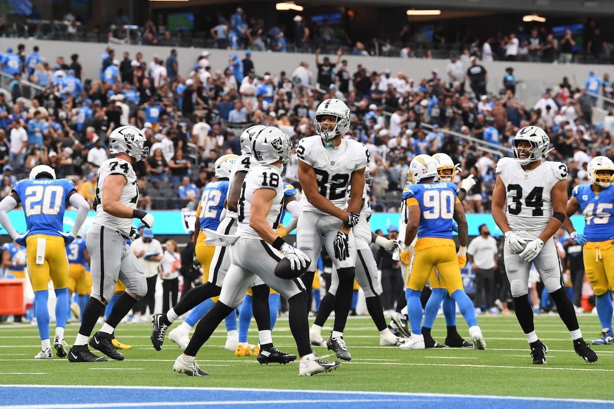Cody White (82), receptor abierto de los Raiders de Las Vegas, celebra una recepción de touchdown du