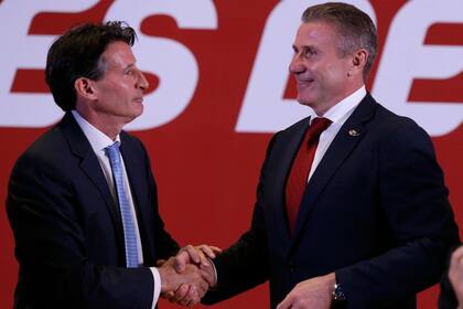 Coe recibe la felicitación de Bubka, a quien venció en la votación