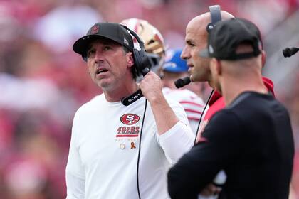 Coen, coach de Jaguars, y Saleh, coordinador de 49ers, discuten por acusaciones de robo de señales