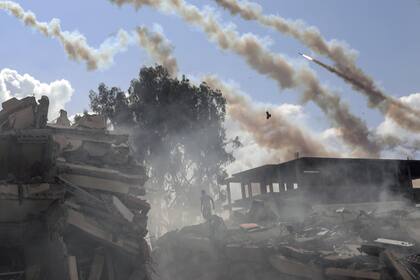 Cohetes disparados desde la Franja de Gaza contra territorio israelí. (AP/Mohammed Dahman)