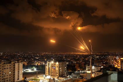 Cohetes disparados por militantes palestinos hacia Israel, en la ciudad de Gaza, el viernes 5 de agosto de 2022. Las autoridades palestinas dicen que los ataques aéreos israelíes en Gaza mataron al menos a 10 personas, incluido un militante de alto rango, e hirieron a otras 55