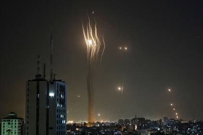 Cohetes lanzados desde la Ciudad de Gaza por el grupo Hamas