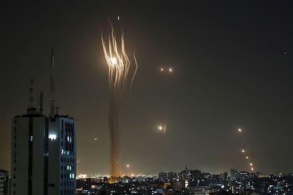 Cohetes lanzados desde la Ciudad de Gaza por el grupo Hamas