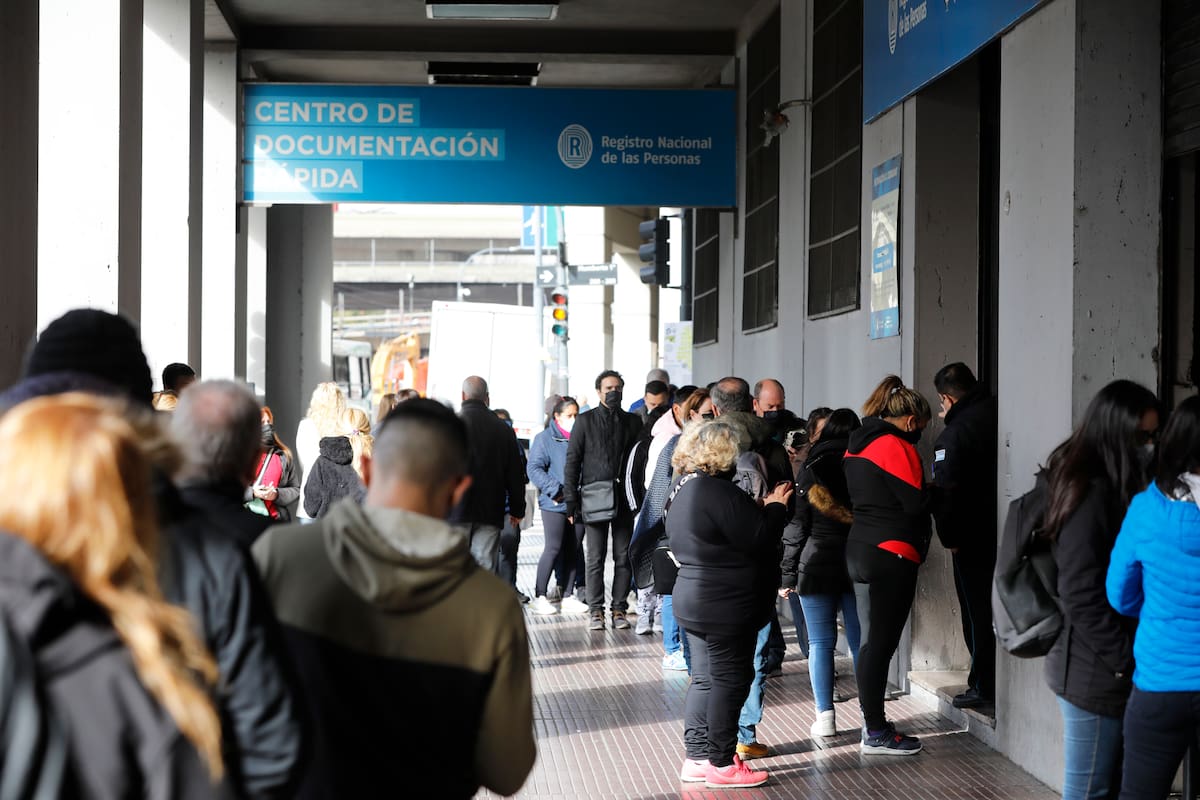Cola de gente para sacar el DNI y pasaporte en el Renaper de Av. Colon 1093. Foto ilustrativa.