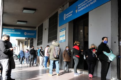 Cola de gente para sacar el DNI y pasaporte en el Renaper de Av. Colon 1093 durante la pandemia