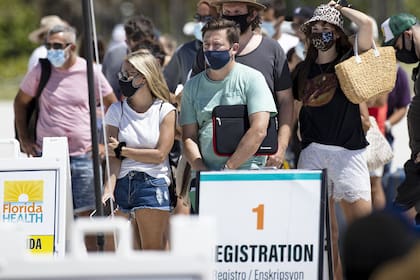 Cola de personas en el estado de Florida, Estados Unidos, para aplicarse la vacuna de Johnson & Johnson