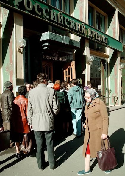 Cola en un banco ruso, Moscú, septiembre de 1998.