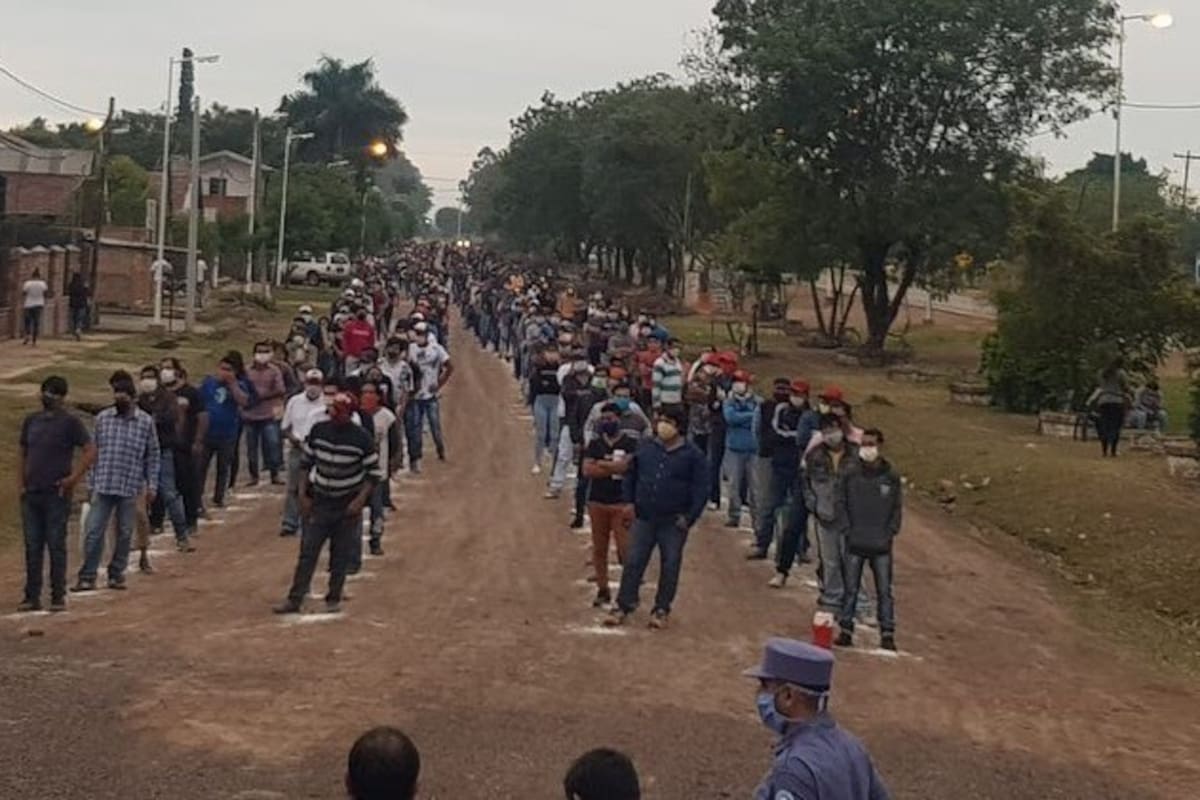 Cola para cobrar el IFE en Misión Laishi, un pueblo del sur de Formosa.